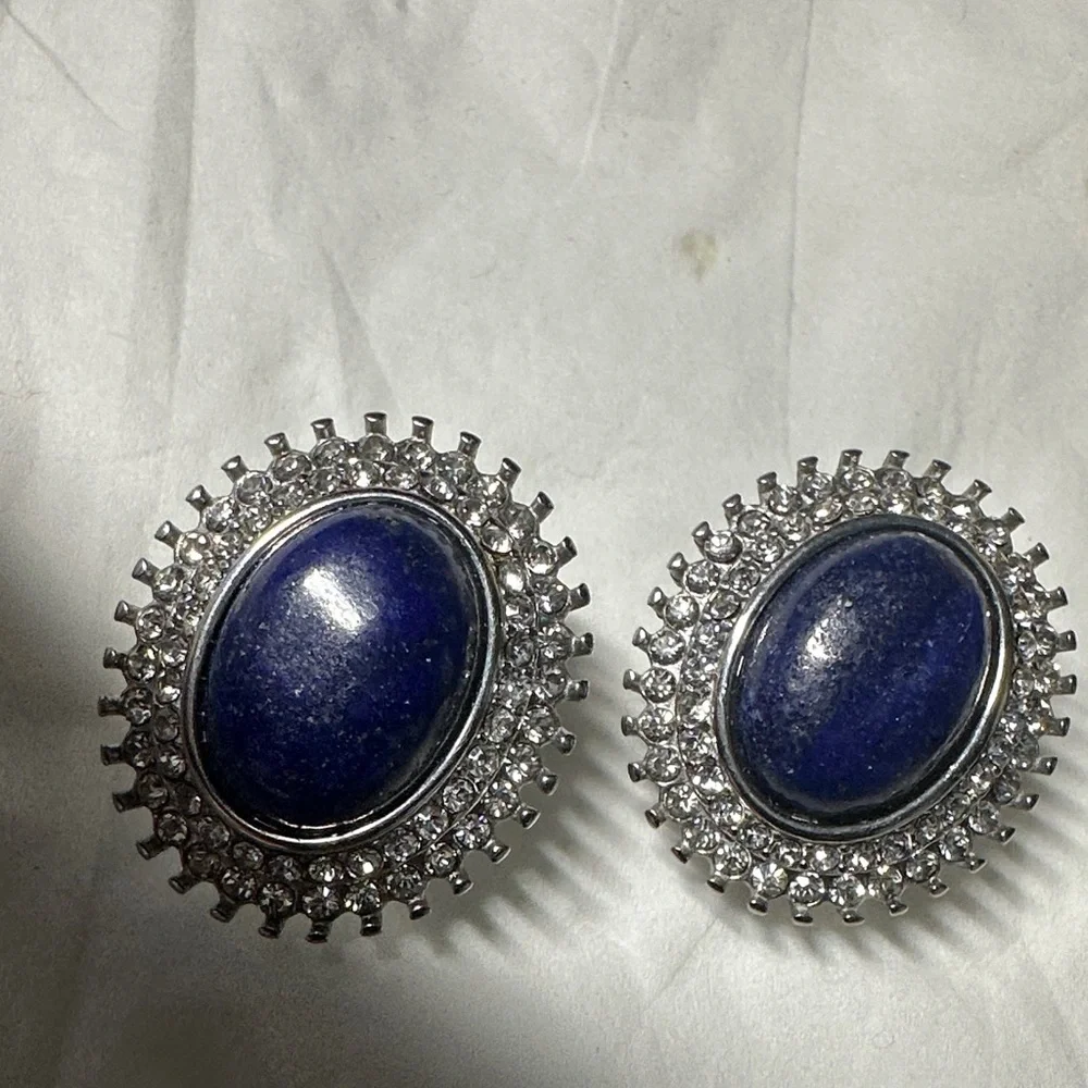 This is a pair of vintage silver-tone lapis lazuli cuff links - Picture 4 of 15